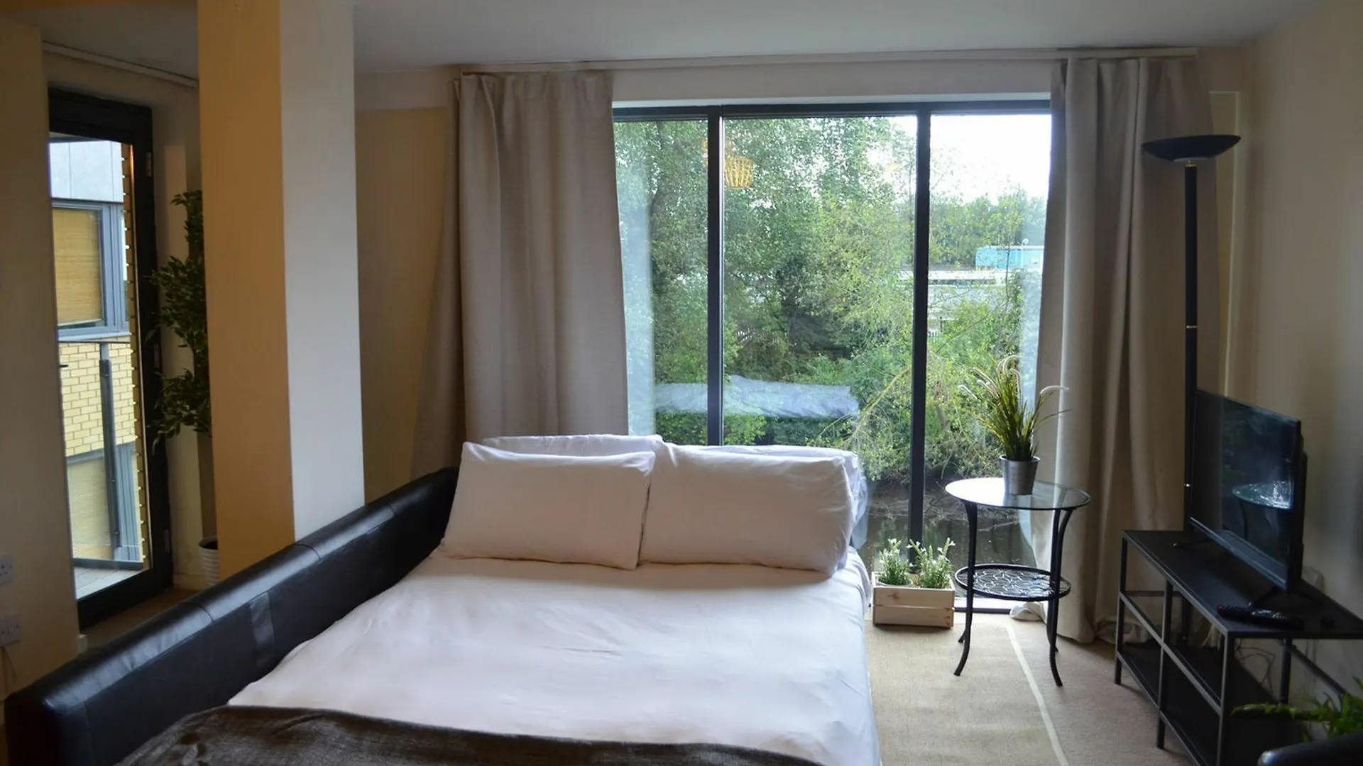 Metrostays - Riverside Apartment Dublin 0*,